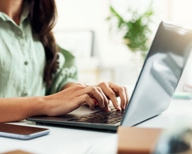 Une femme travaillant sur un ordinateur portable.